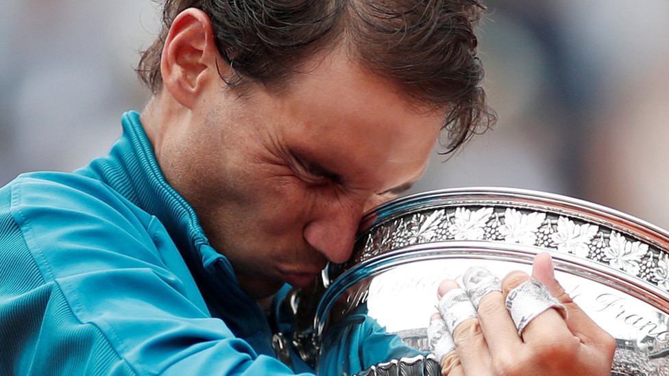 Nadal abraza la copa de Roland Garros.
