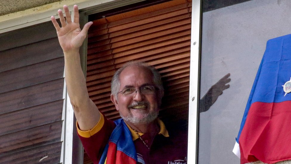 Ledezma fue detenido en 2015 acusado de conspiración. Antonio Ledezma saluda desde su ventana