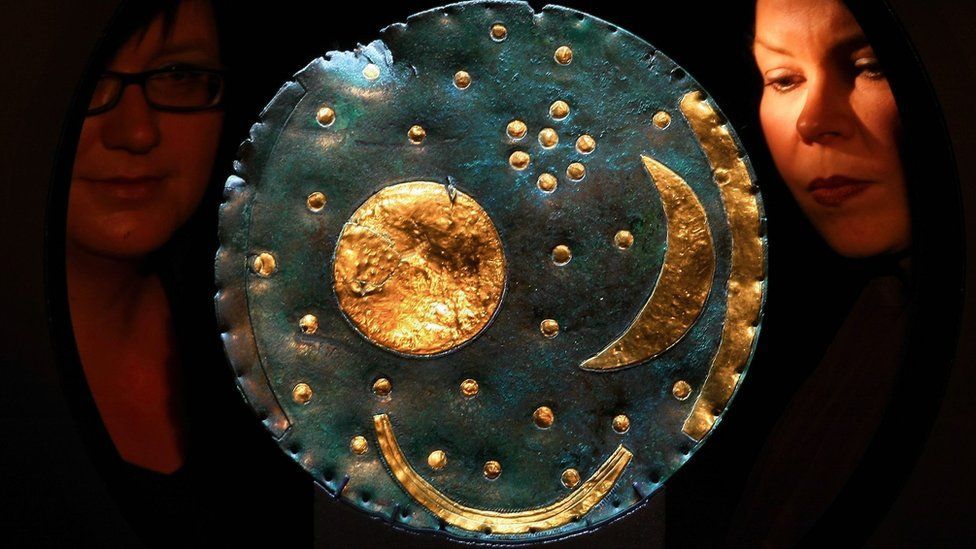 Nebra Gökyüzü Diski Almanya'da Halle'deki Antik Eserler Müzesi'ne ait