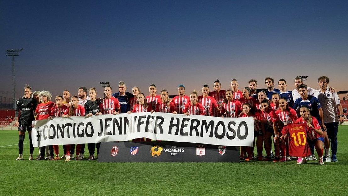 Atletico Madrid players hold a sign reading "with you Jennifer Hermoso" ahead of their Copa de la Reina match against AC Milan