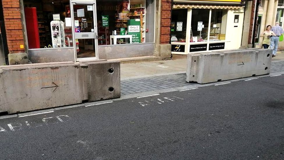 Парковочные места для инвалидов заблокированы на Герберт-стрит, Понтардаве