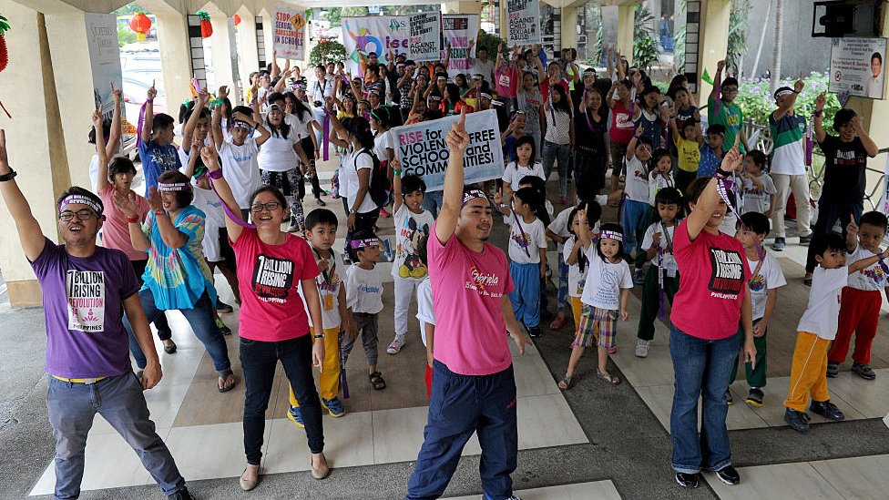 Personas haciendo campaña en favor de una mayor protección de niños en Filipinas.