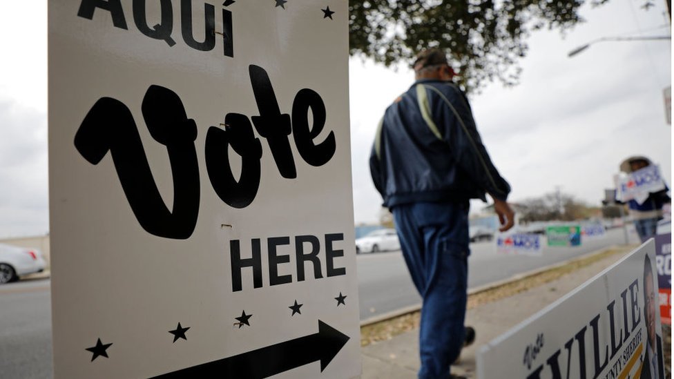 С марта: Человек идет мимо избирательного участка в Сан-Антонио, штат Техас