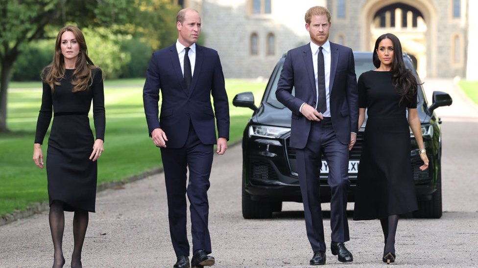 Los príncipes William y Harry y sus esposas se unen al tributo a la reina  Isabell II en el castillo de Windsor - BBC News Mundo