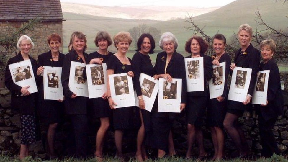 Члены Женского института в Рилстоне на презентации календаря в 1999 году