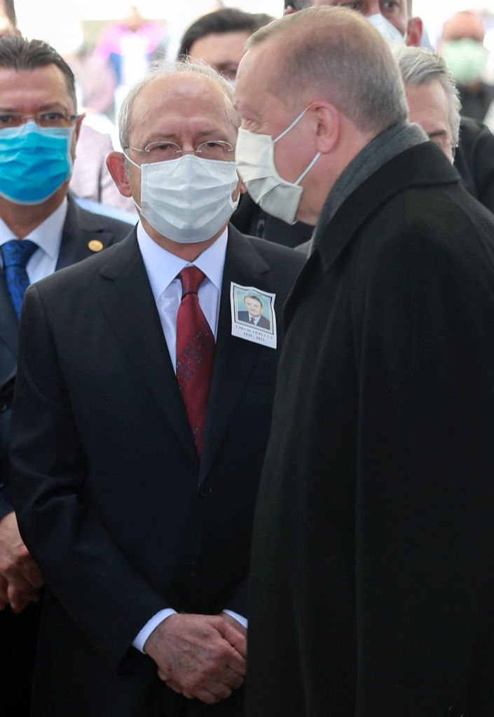 الرئيس التركي رجب طيب أردوغان في صورة مع منافسه زعيم حزب الشعب الجمهوري كمال كليجدار أوغلو، 2021