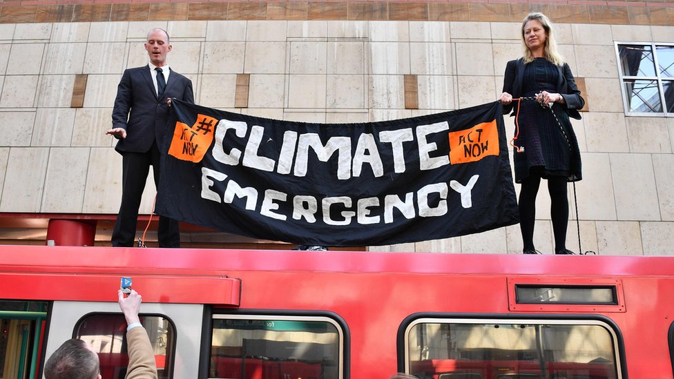 Протестующие против изменения климата на крыше автобуса