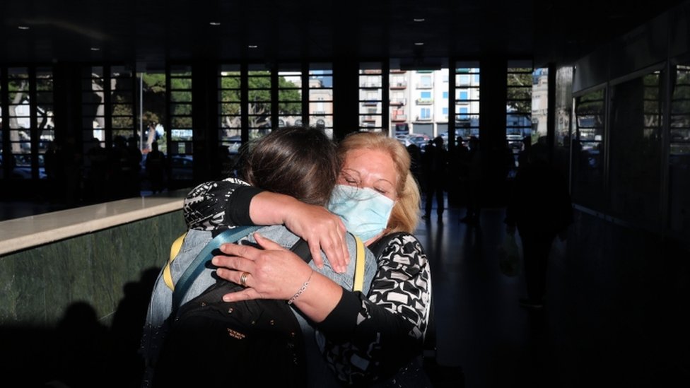 Мать и дочь обнимаются после прибытия первого скоростного поезда, соединяющего Турин и Реджо-ди-Калабрия