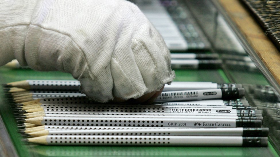 Сотрудник проверяет готовые графитовые карандаши на заводе Faber-Castell в Германии