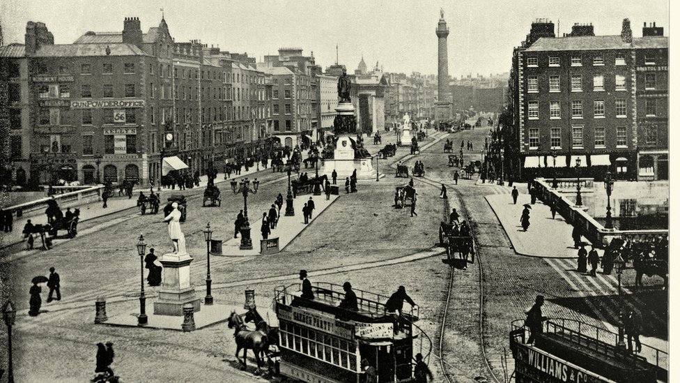 Фотография XIX века, сделанная в Дублине, на фоне Столпа Нельсона