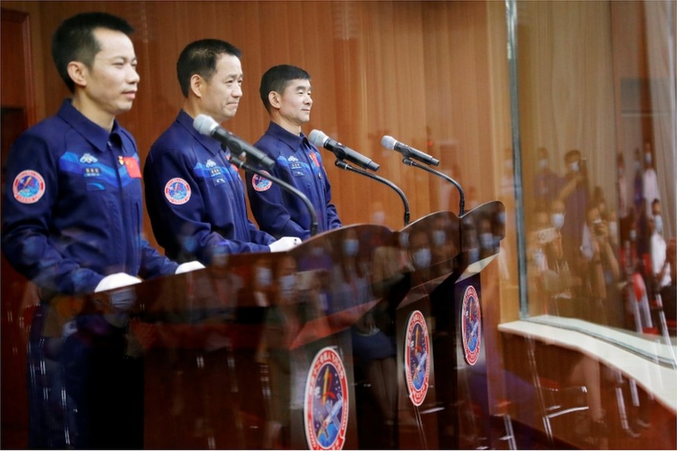 Astronotlar Tang Hongbo, Nie Haisheng ve Liu Boming
