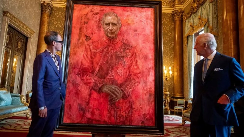Džonatan Jeo pokazuje portret kralju