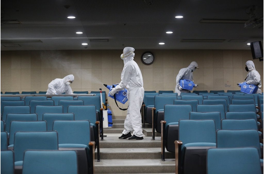工作人員在韓國首爾的文化體育中心噴灑消毒劑