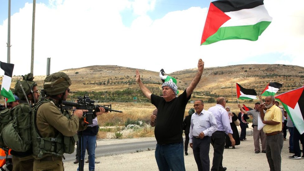 La ocupación de los territorios palestinos controlados en 1967 es la principal fuente de críticas internacionales en contra de Israel. Un manifestante palestino de Cisjordania protesta frente a soldados israelíes.
