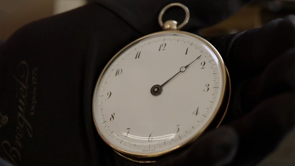 Otros aún más minimalistas, como éste de 1798. Era un "reloj de suscripción", pues el comprador hacía un pago inicial y luego completaba lo que debía a cuotas. Reloj de Breguet de suscripción