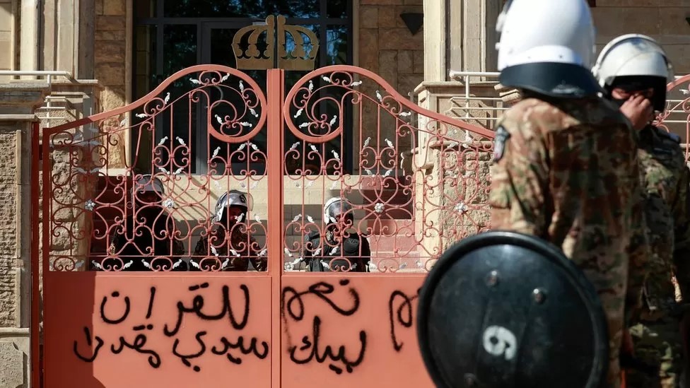 متظاهرون عراقيون حاولوا اقتحام السفارة السويدية في بغداد تلبية لدعوة رجل الدين الشيعي مقتدى الصدر.