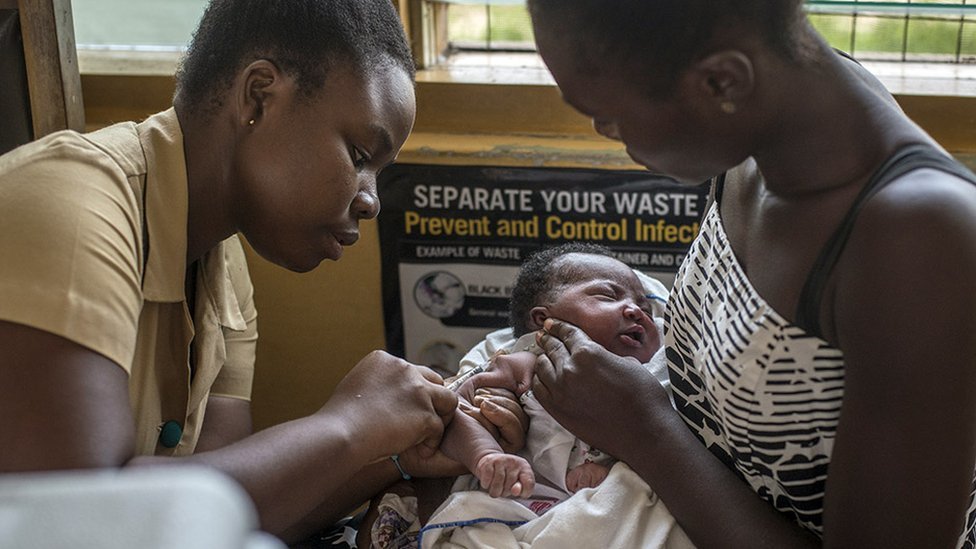 Una enfermera vacuna a un bebé en Ghana en 2019