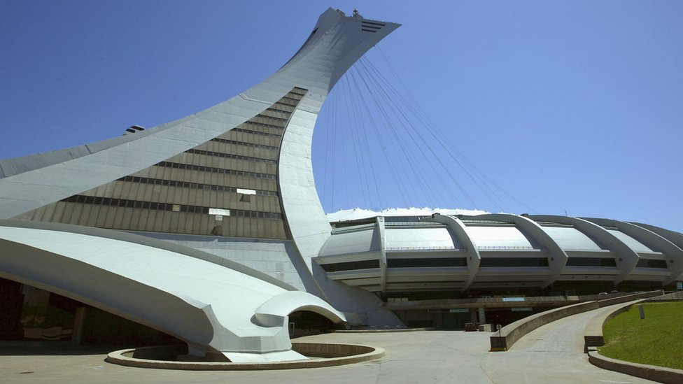 Общий вид внешнего вида Олимпийского стадиона перед игрой между командами Atlanta Braves и Montreal Expos на Олимпийском стадионе 24 мая 2004 года в Монреале, Канада.