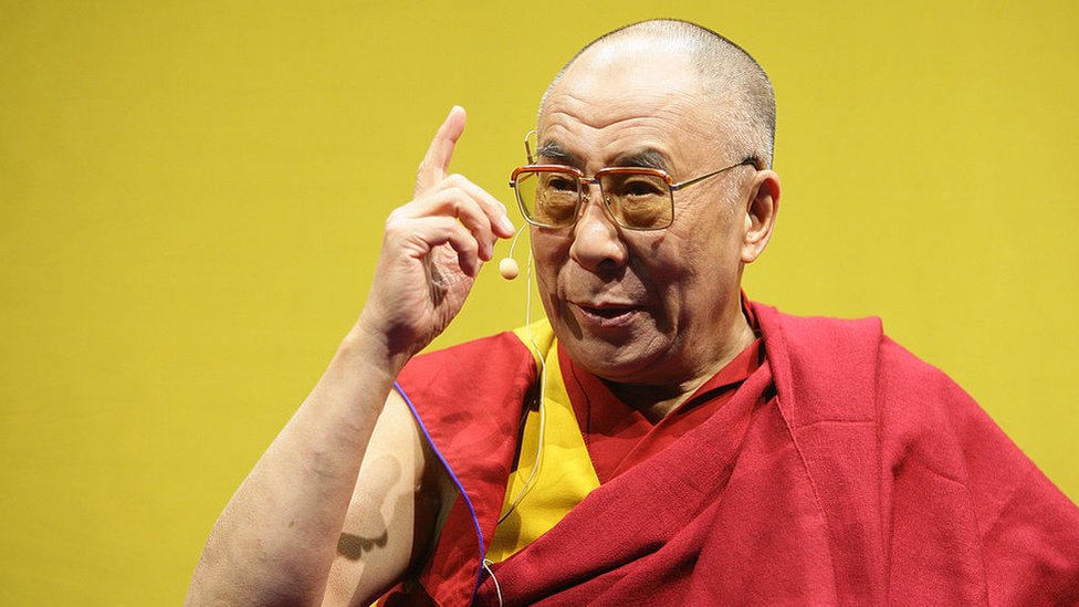 Pemimpin spiritual Tibet Yang Mulia Dalai Lama memberi isyarat saat kedatangannya di JAKO Arena pada 18 Mei 2008 di Bamberg, Jerman.