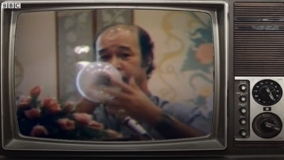 Michai Viravaidya, el "Rey de los condones" de Tailandia, durante una entrevista en un programa de televisión en los años 70. Michai Viravaidya, el "Rey de los condones" de Tailandia, durante una demostración en un programa de televisión en los años 70.