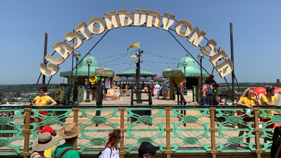 Glastonbury Festival: 'Victorian' pier built - BBC News