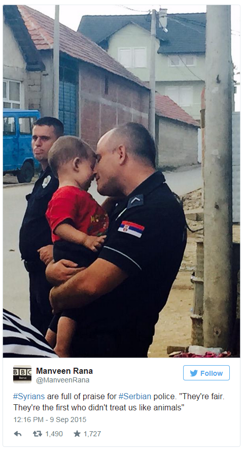 фотография полицейского, обнимающего мальчика