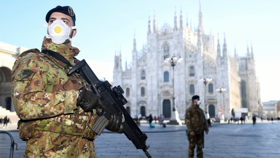 Вооруженные итальянские солдаты в масках у собора Дуомо в Милане, 24 фев 2020