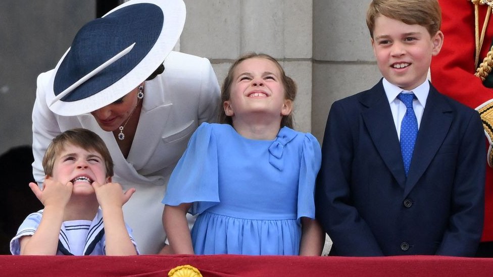 El príncipe Louis, su madre la duquesa de Cambridge, la princesa Charlotte y el príncipe George.
