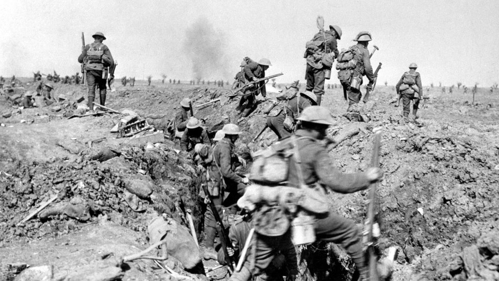 Войска союзников Первой мировой войны покидают окоп перед битвой при Морвале, которая произошла в рамках битвы на Сомме в 1916 году