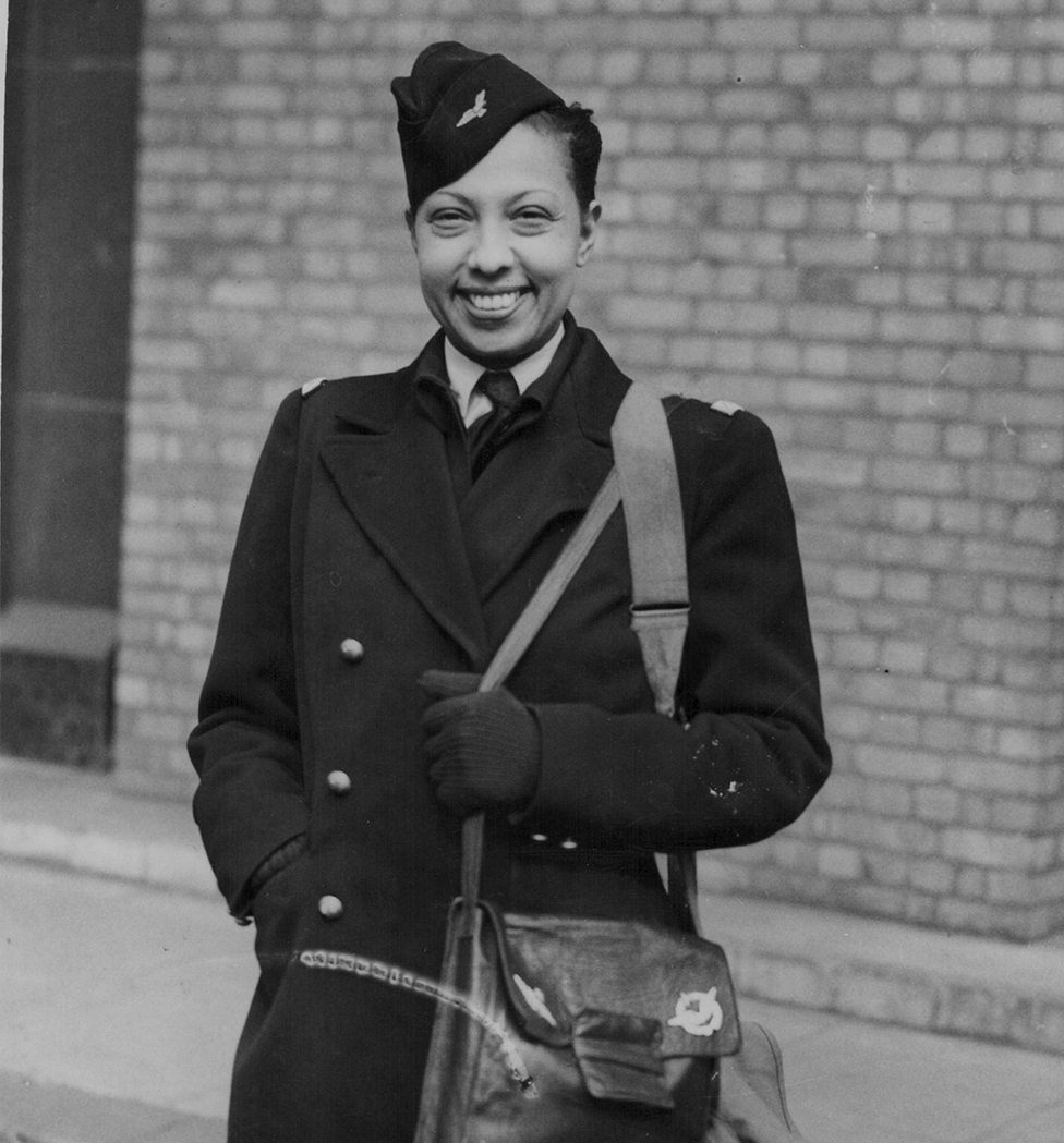Josephine Baker en 1945 vestida con su uniforme militar