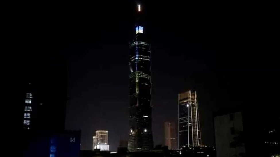 台北101大樓烏克蘭國旗顏色霓虹燈