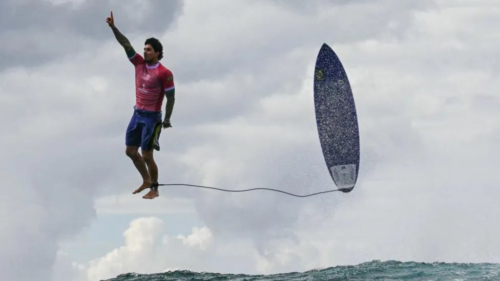 Gabrijel Medina iznad vode dok mu je daska za surfanje zakačena za nogu