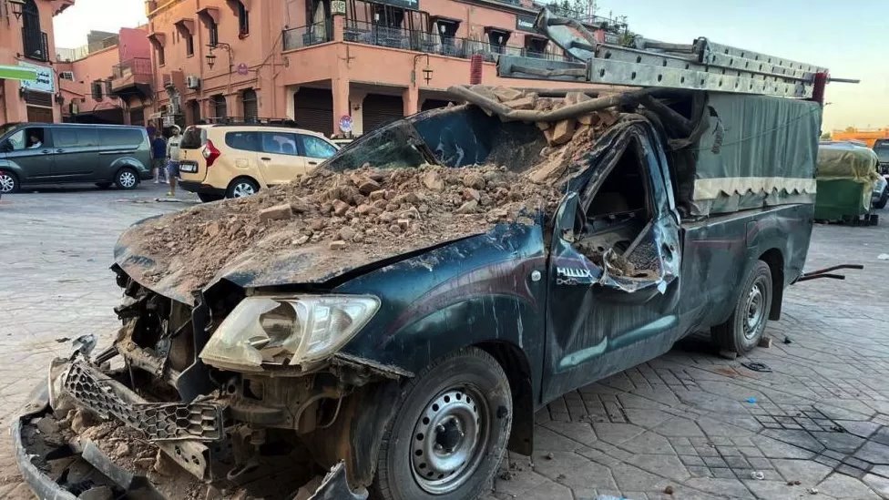 Fasada je padala sa zgrada u Marakešu, zbog čega je mnogo ljudi zarobljeno ispod ruševina, a mnoga vozila su uništena