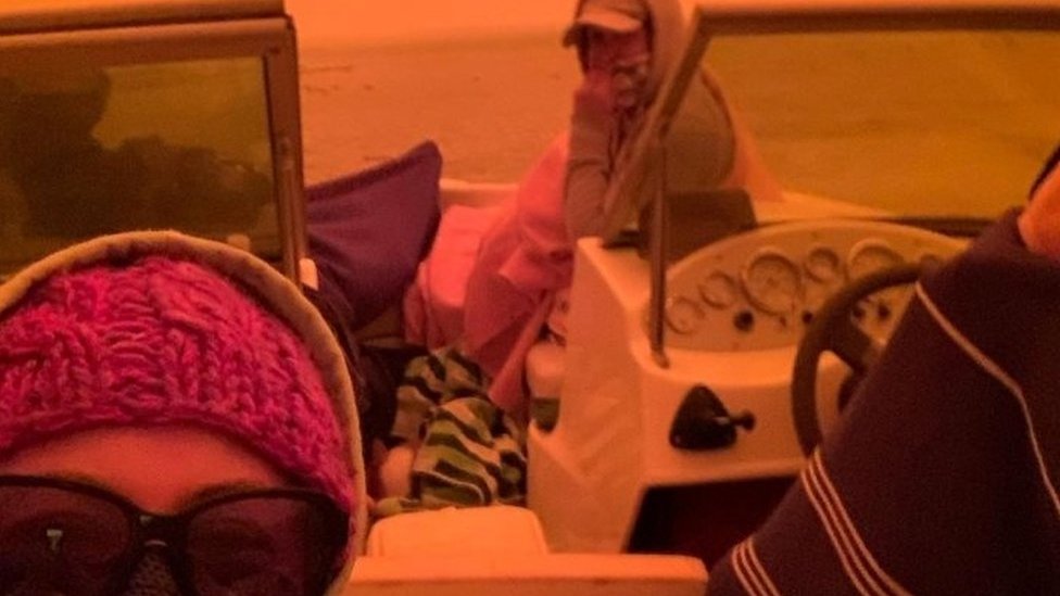 Gente huyendo en embarcaciones Gente huyendo en embarcaciones