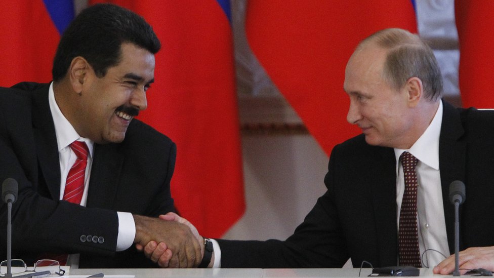 Ruski predsednik Vladimir Putin i njegov venecuelanski kolega Nikolas Maduro se rukuju u Kremlju, Moskva 2. jul 2013.