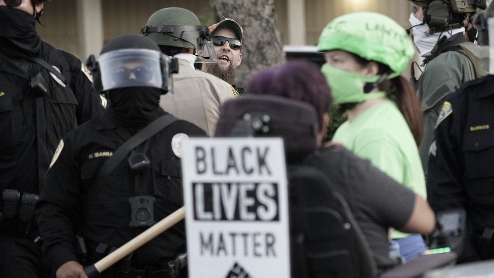 Milicia en protesta de Black Lives Matter.
