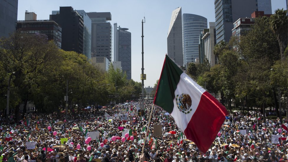 Марш демонстрантов к площади Plaza Angel Independencia в Мехико, 12 февраля 2017 г.