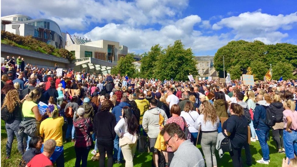 Протестующие в Эдинбурге