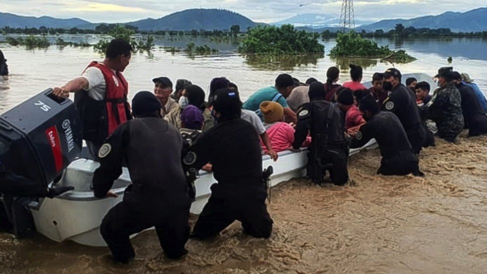 Lancha rescatando personas en Honduras