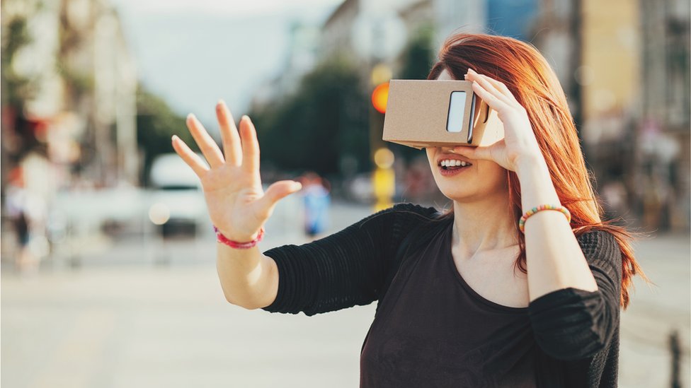 Mujer con casco de realidad virtual.