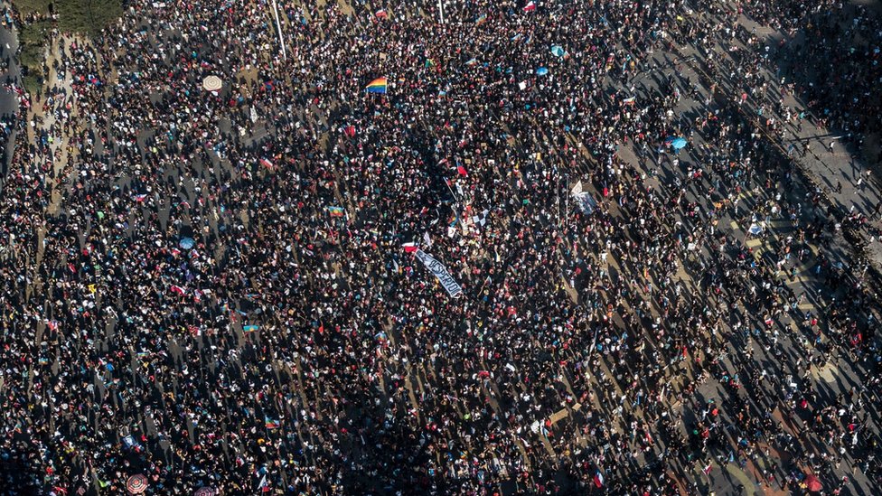 Вид с воздуха на людей, участвующих в демонстрации против правительства президента Чили Себастьяна Пинеры, в Сантьяго, 12 ноября 2019 г.
