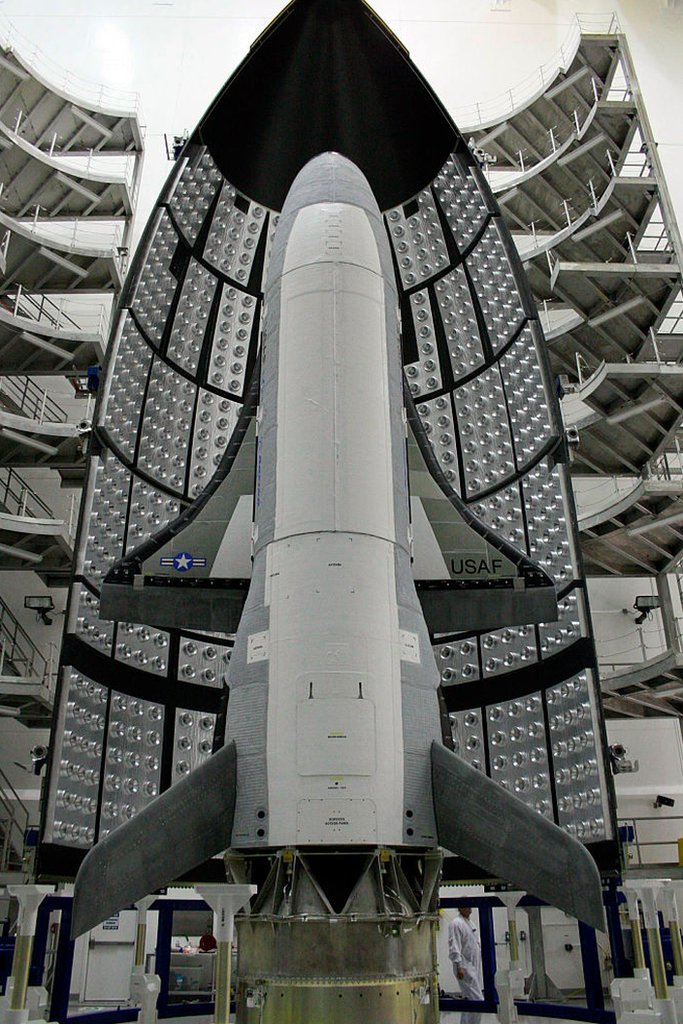 El X-37B en una base
