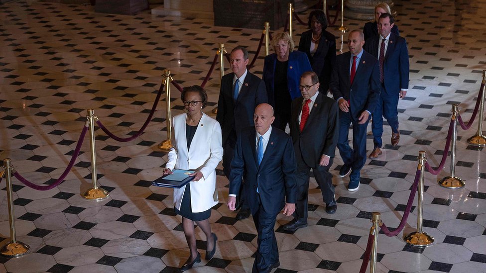 Менеджеры палаты представителей направляются к Сенату США, чтобы вручить статьи об импичменте президенту США Дональду Трампу на Капитолийском холме 15 января 2020 года в Вашингтоне, округ Колумбия