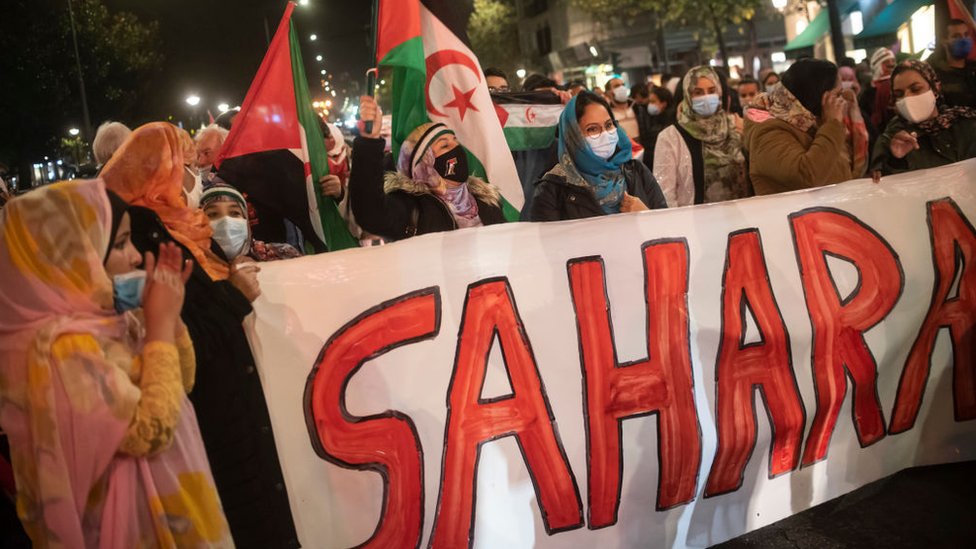 نساء بالزي الصحراوي يتظاهرن في إسبانيا دعما لقضية الصحراء الغربية
