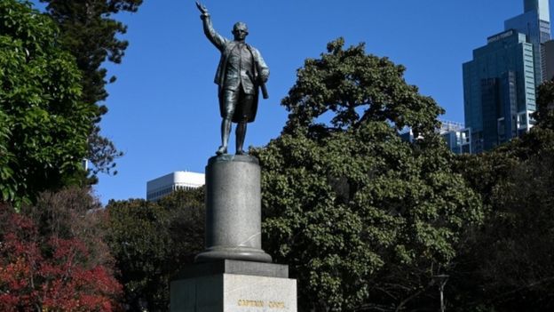 Une statue symbolisant le débarquement du capitaine James Cook en Australie,