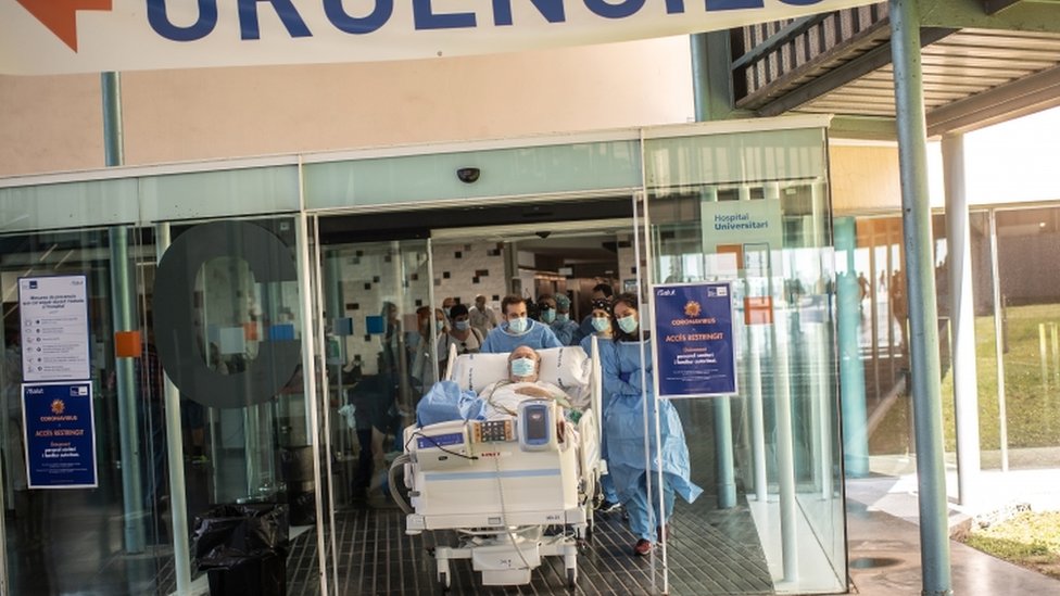 Врачи в Барселоне вывозят пациентов с коронавирусом на пляж