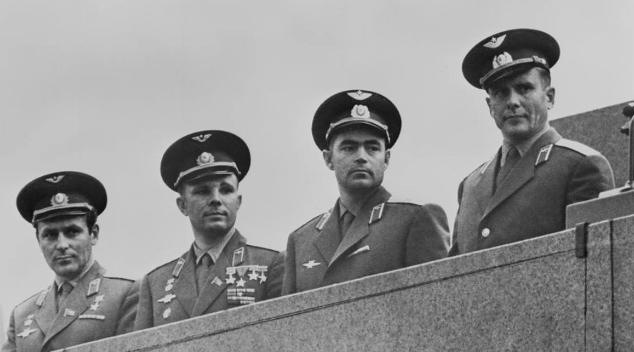 Prvi spisak potencijalnih kosmonauta sužen je na dvadeset, uključujući Jurija Gagarina, drugog s leva
