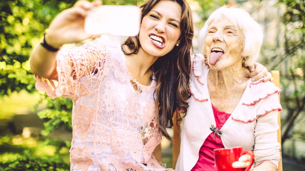 Chica con abuela tomándose un selfie