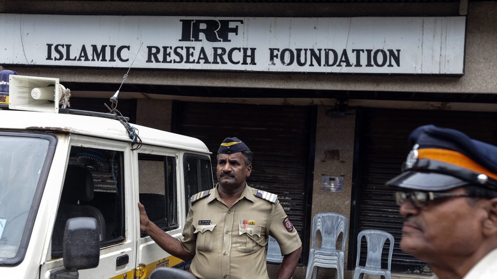 Сотрудники полиции Мумбаи стоят перед закрытым офисом Фонда исламских исследований