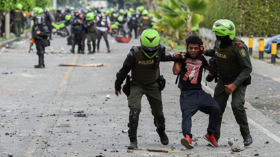 Policía de Colombia arresta a un manifestante en Cali, 4 de junio 2021